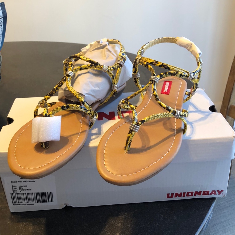 Yellow snake print Unionbay flat sandal. Size 8